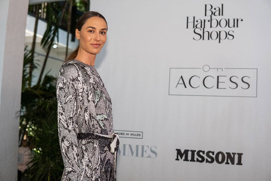 Access: Fashion Among the Flowers-Fleurs De Villes